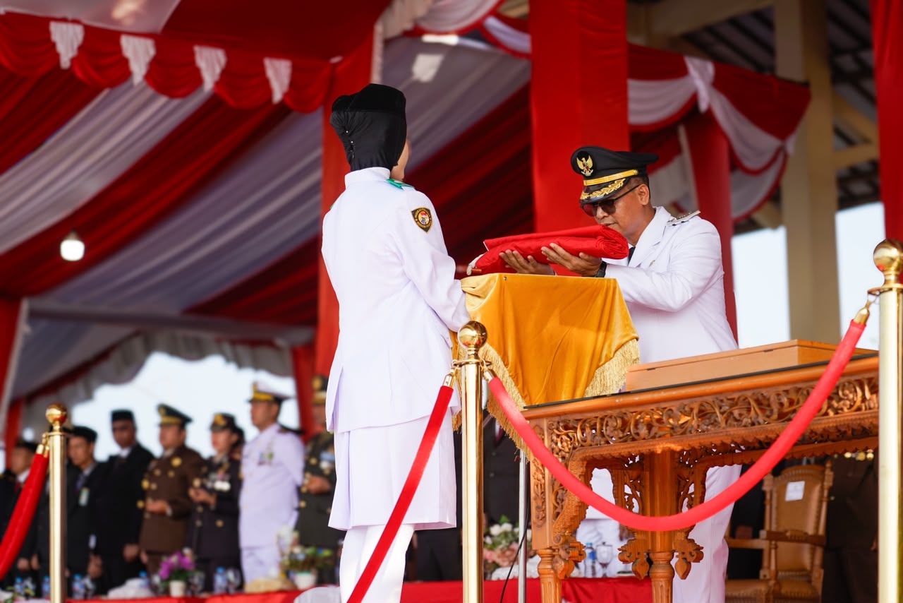 Pimpin Upacara HUT RI ke-81 di Coastal Area, Bupati Karimun Gaungkan Semangat "Guyub Rukun" Menuju Indonesia Berdaulat, Adil, dan Makmur